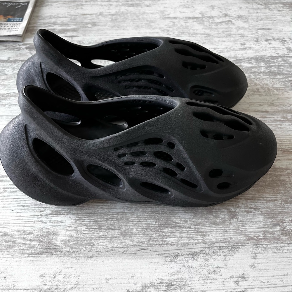 YEEZY ADIDAS FOAMRUNNER